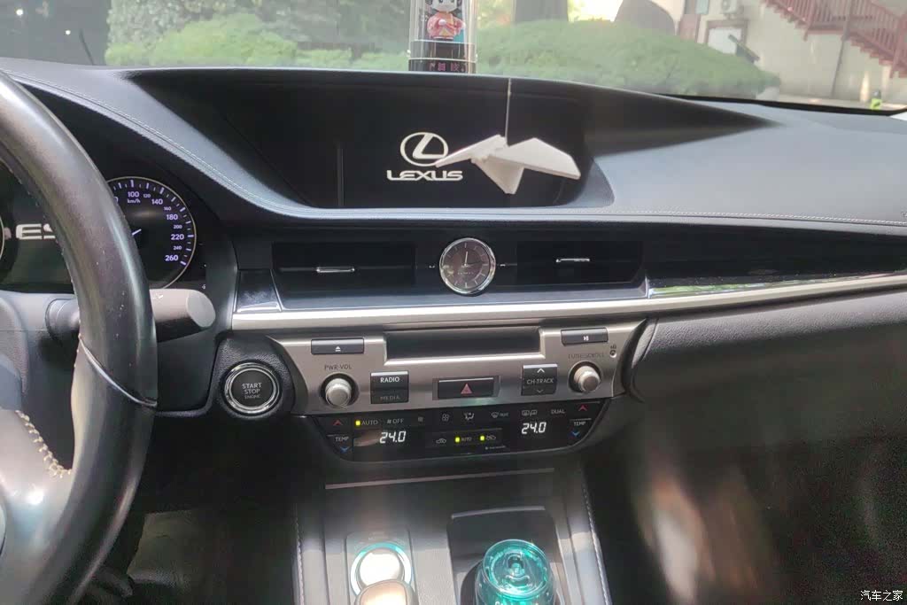 Lexus ES, 2017 13