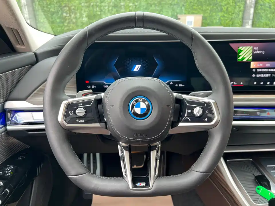 BMW i7