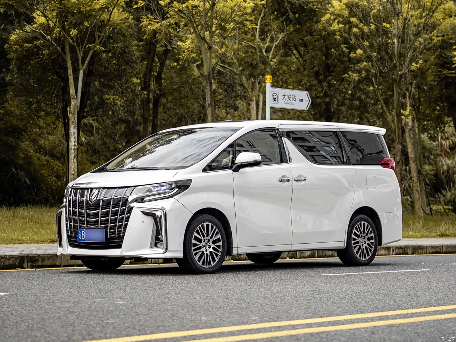 Toyota Alphard, 2015 1