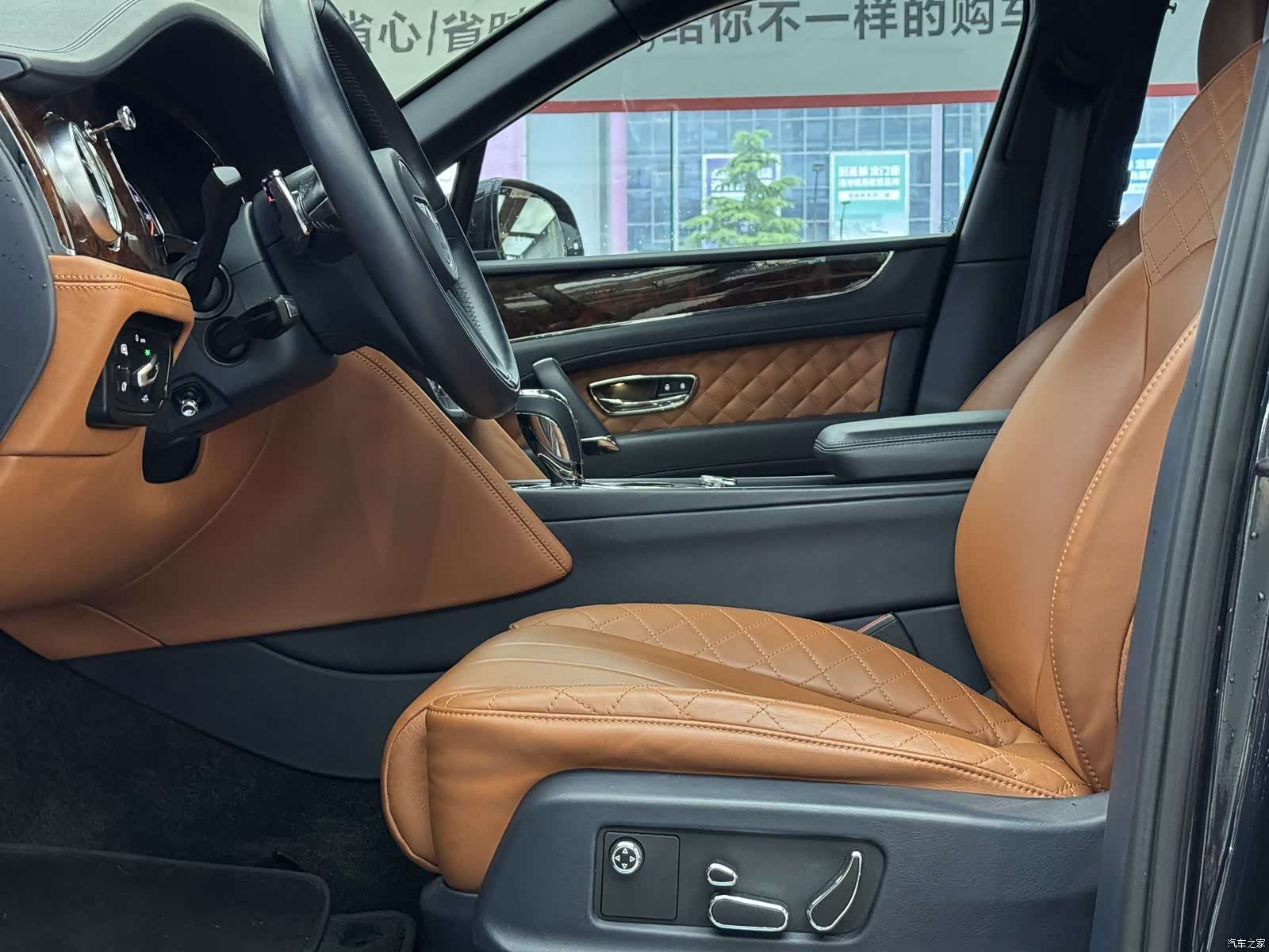 Bentley Bentayga, 2017 15