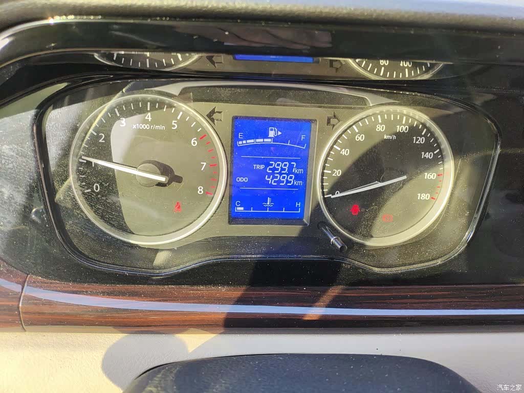 Changan V5, 2023 все фото