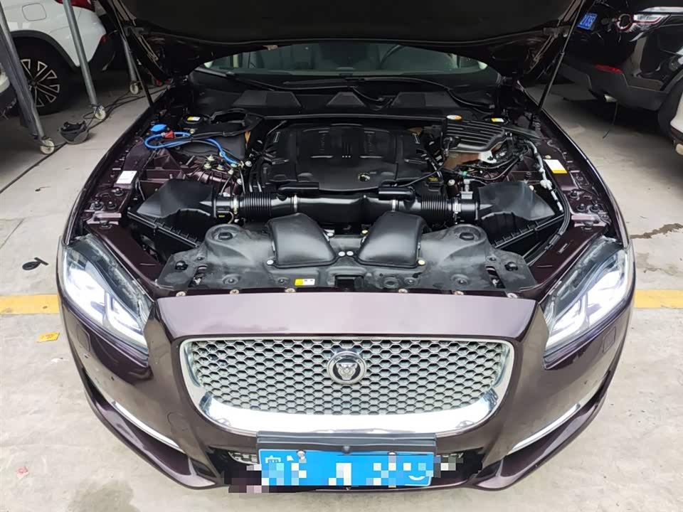 Jaguar XJ