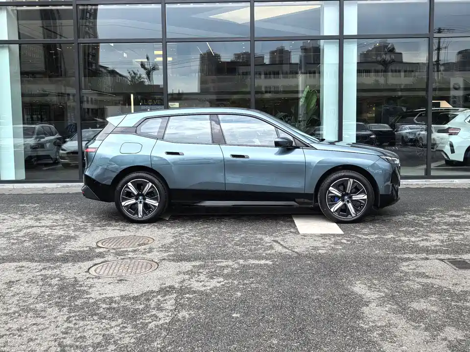 BMW iX