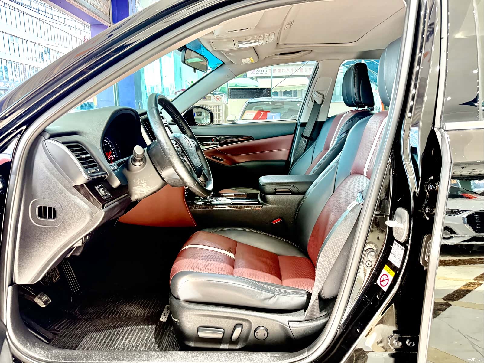Toyota Crown, 2017 все фото