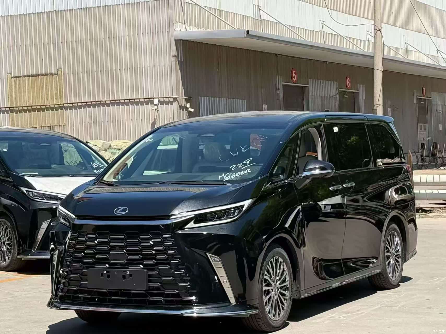Lexus LM, 2025 2