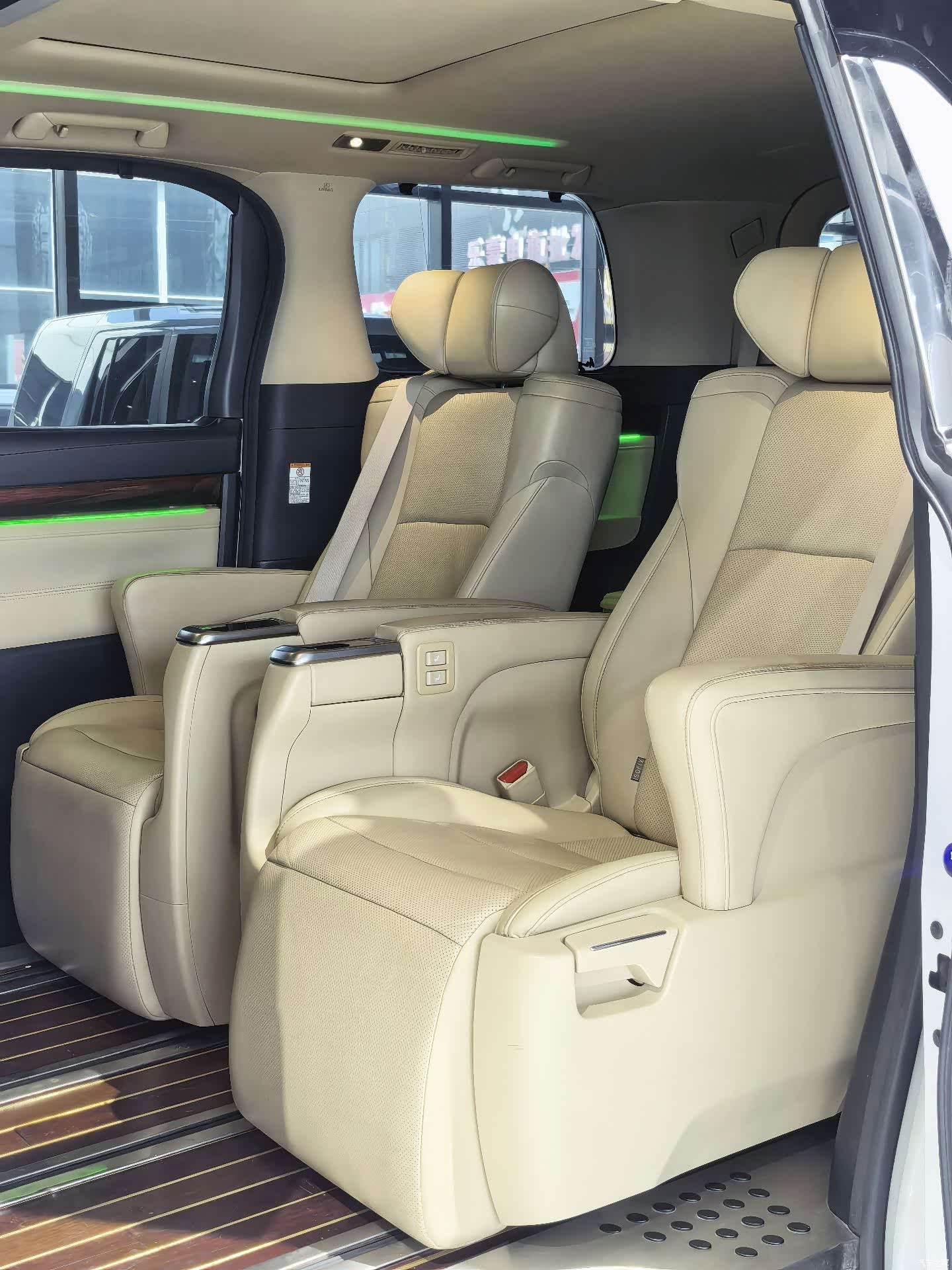 Toyota Alphard, 2018 4