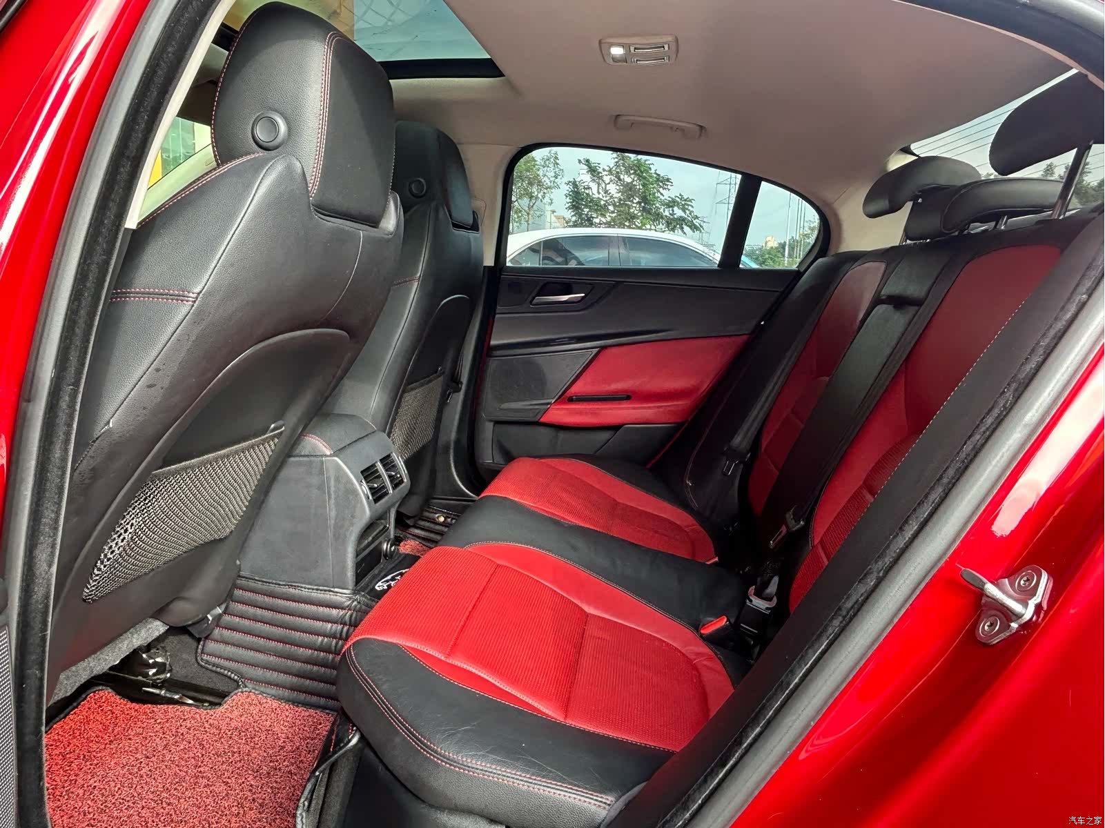 Jaguar XE, 2016 12