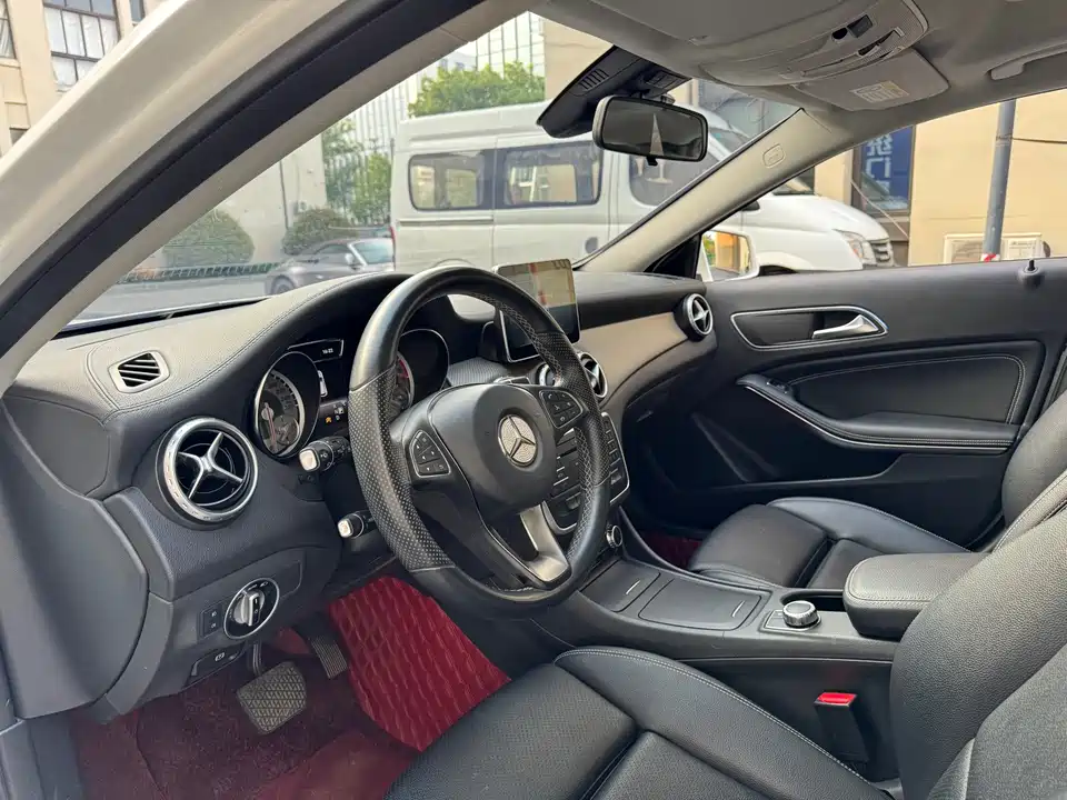 Mercedes-Benz GLA Mercedes-Benz GLA
