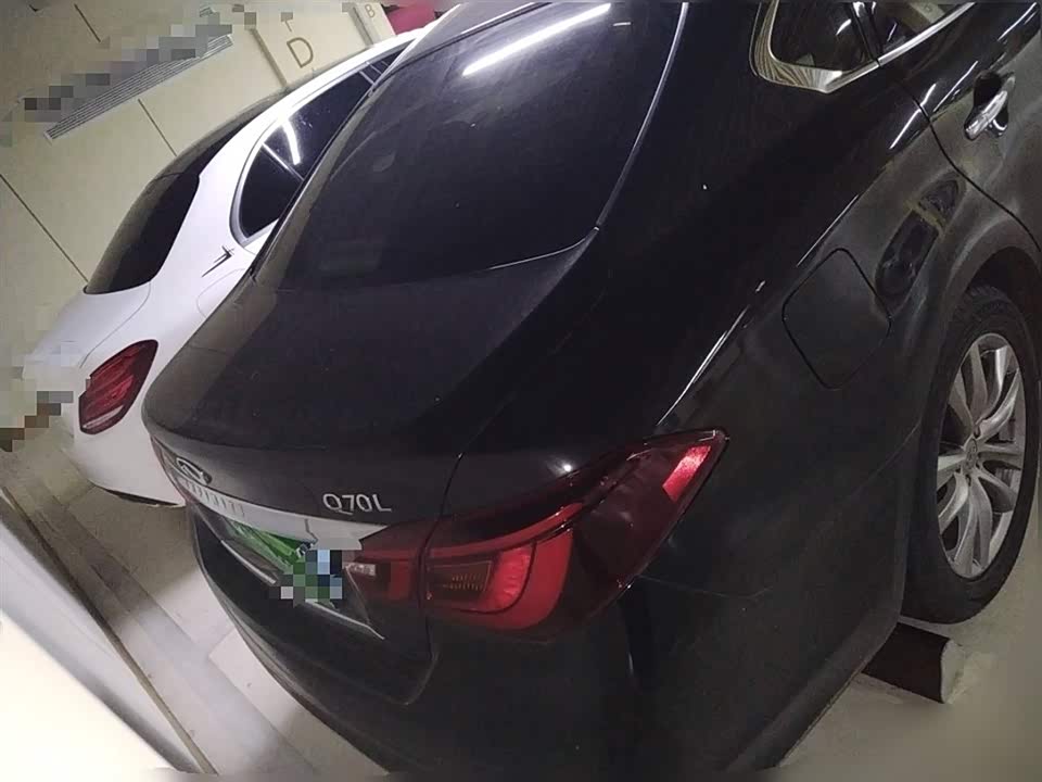 Infiniti Q70