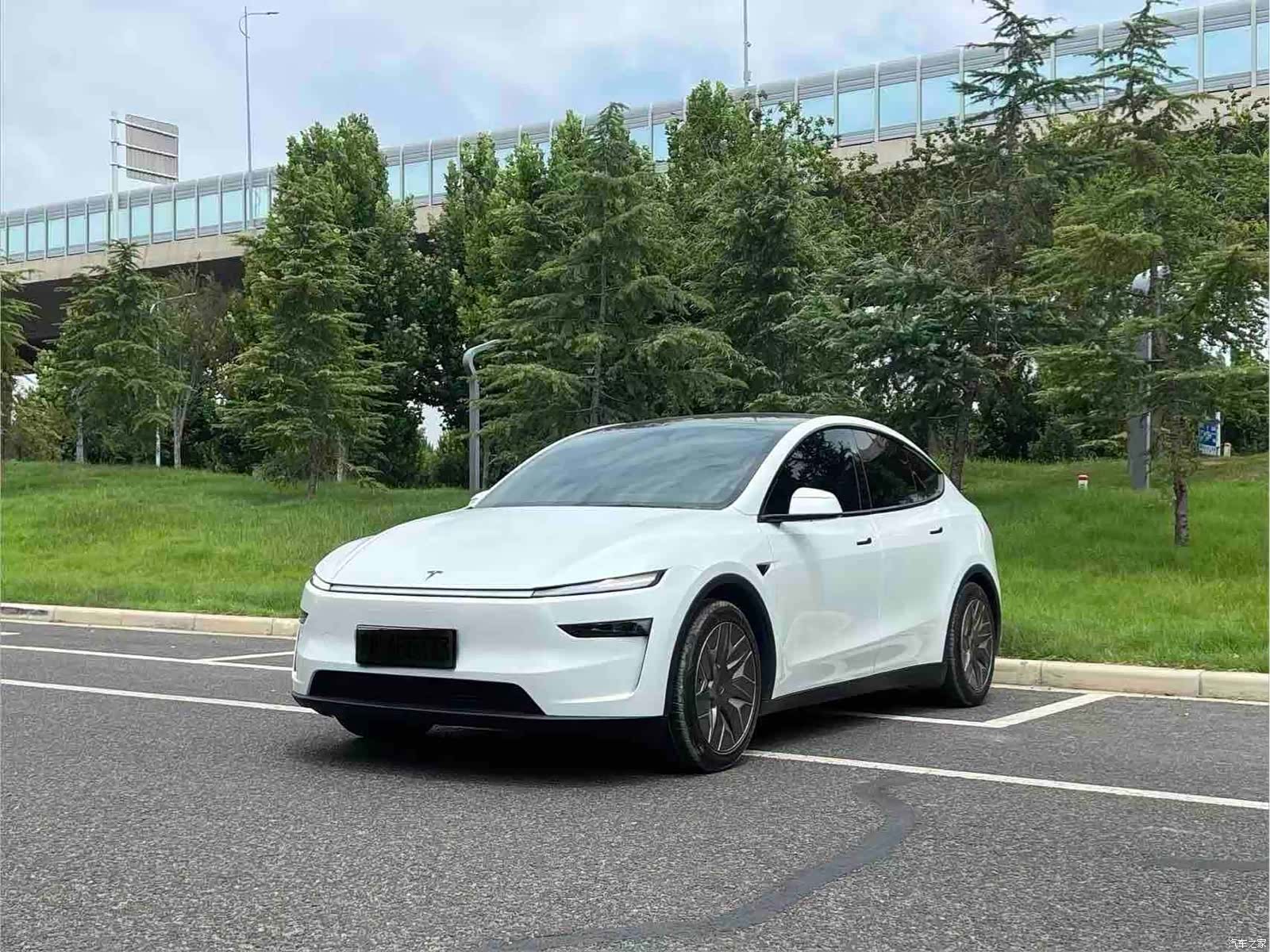 Tesla Model Y, 2025 1