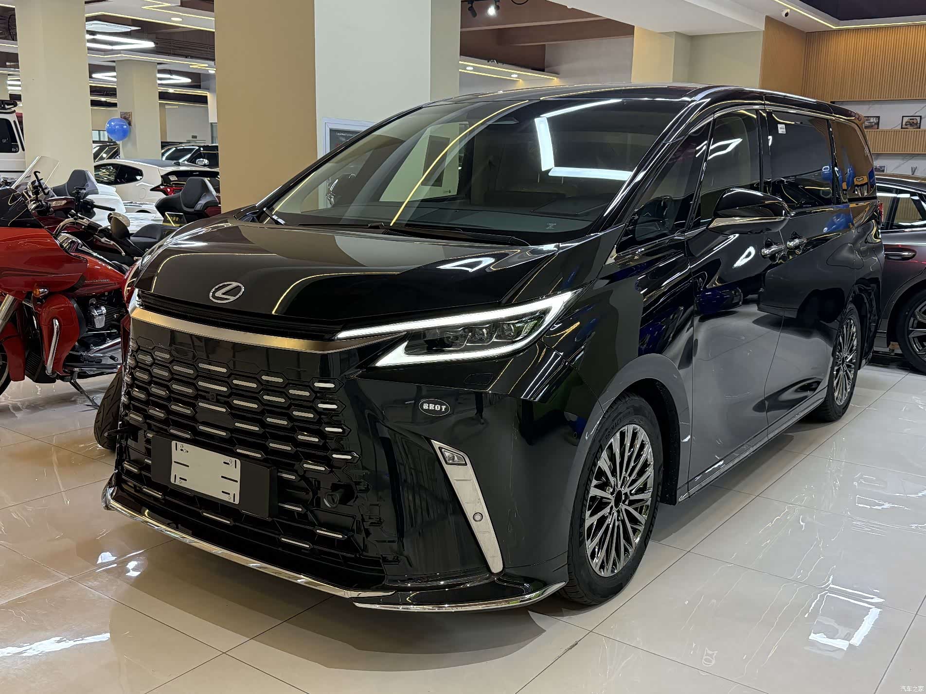 Lexus LM, 2023 1