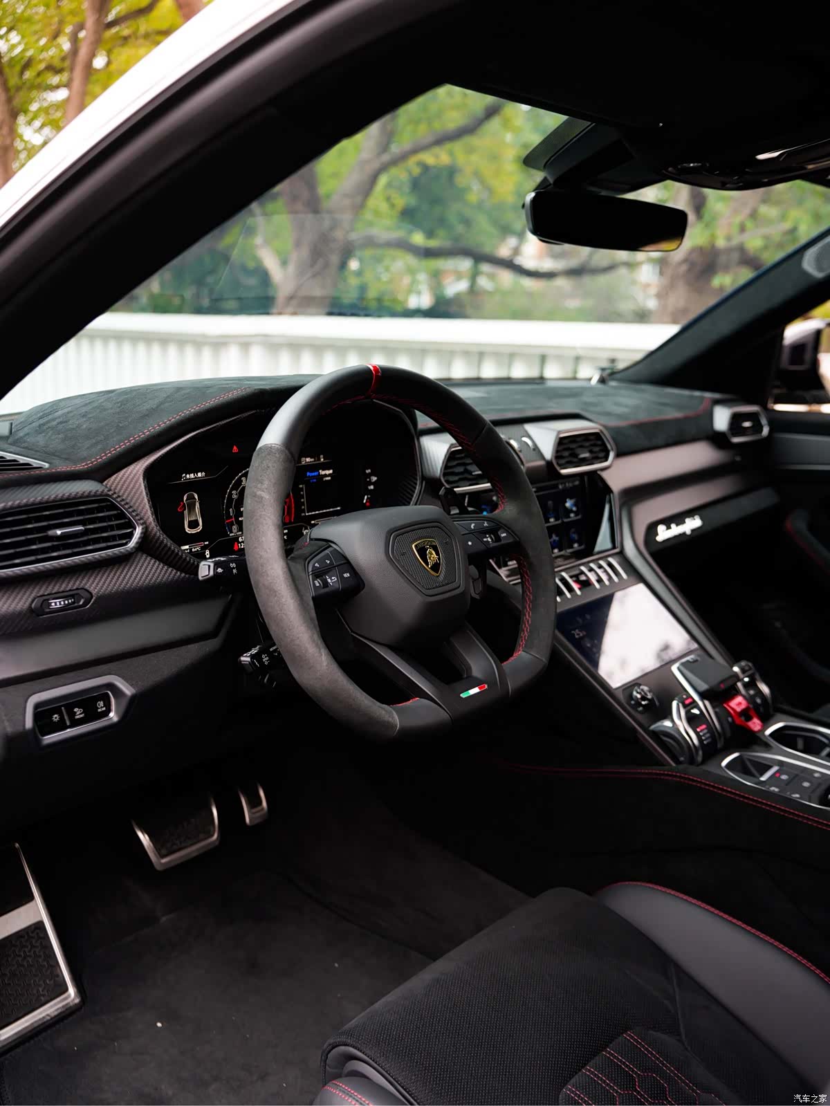 Lamborghini Urus, 2023 16