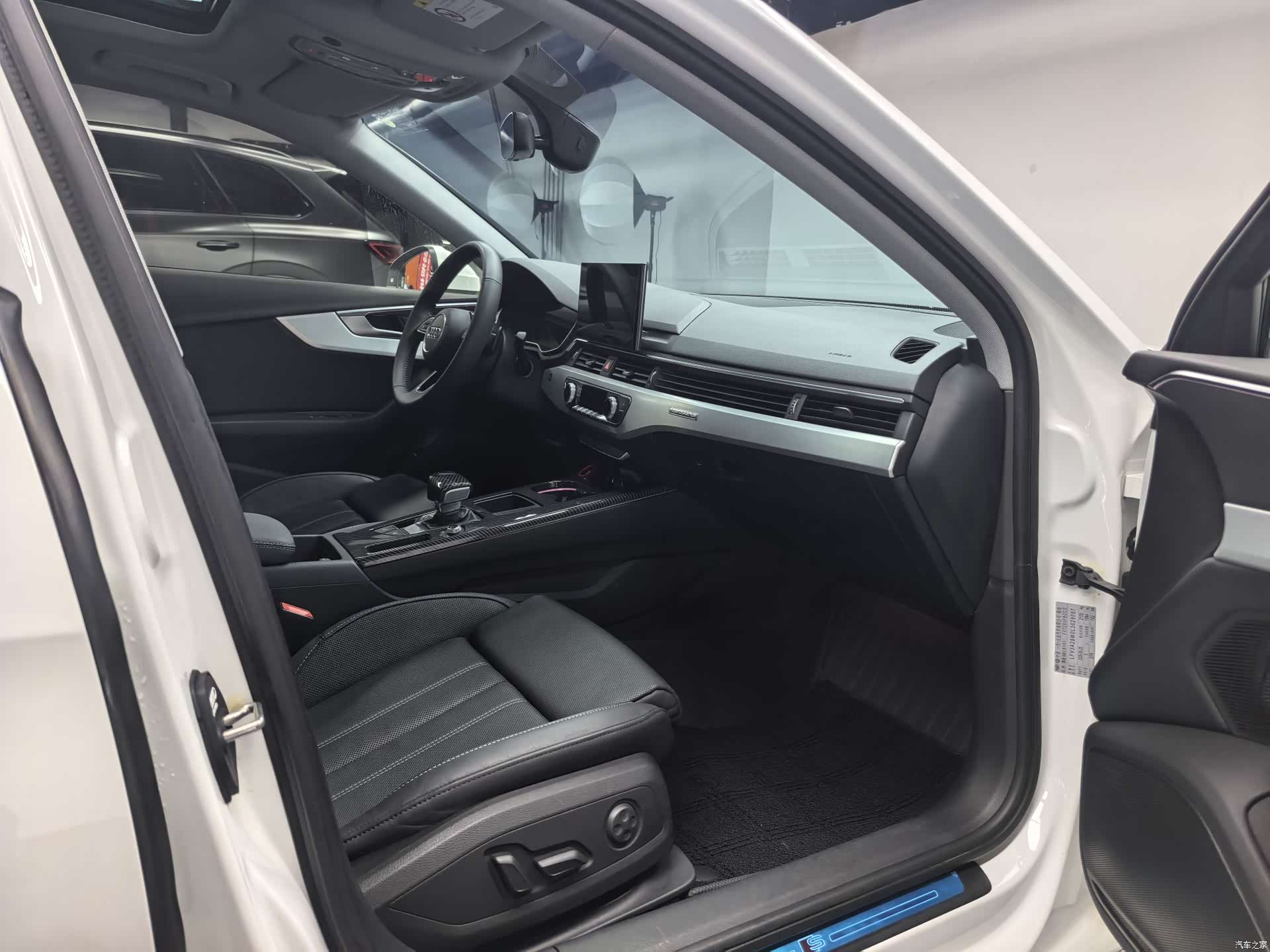 Audi A4L, 2020 все фото