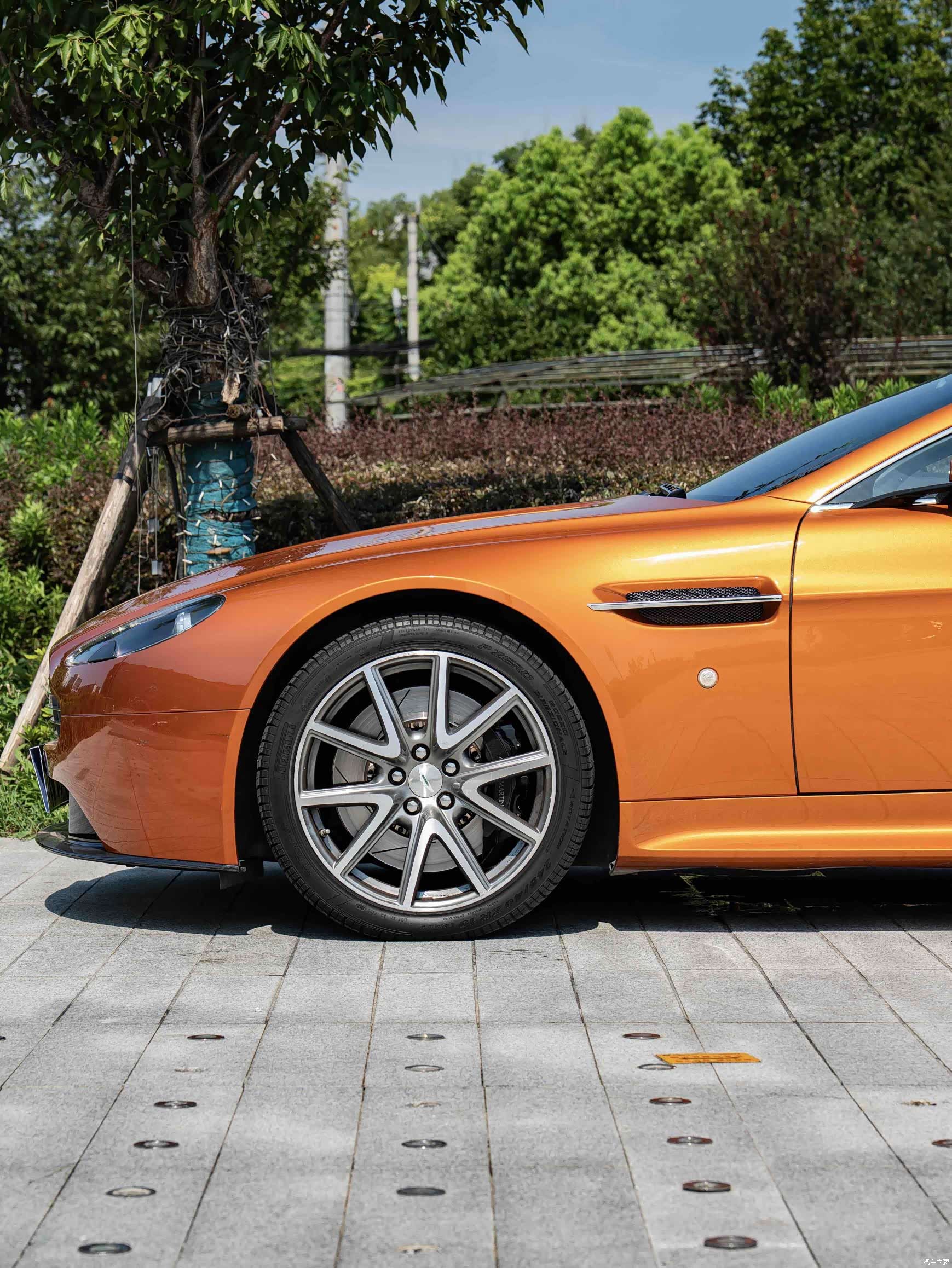 Aston Martin Vantage, 2014 4
