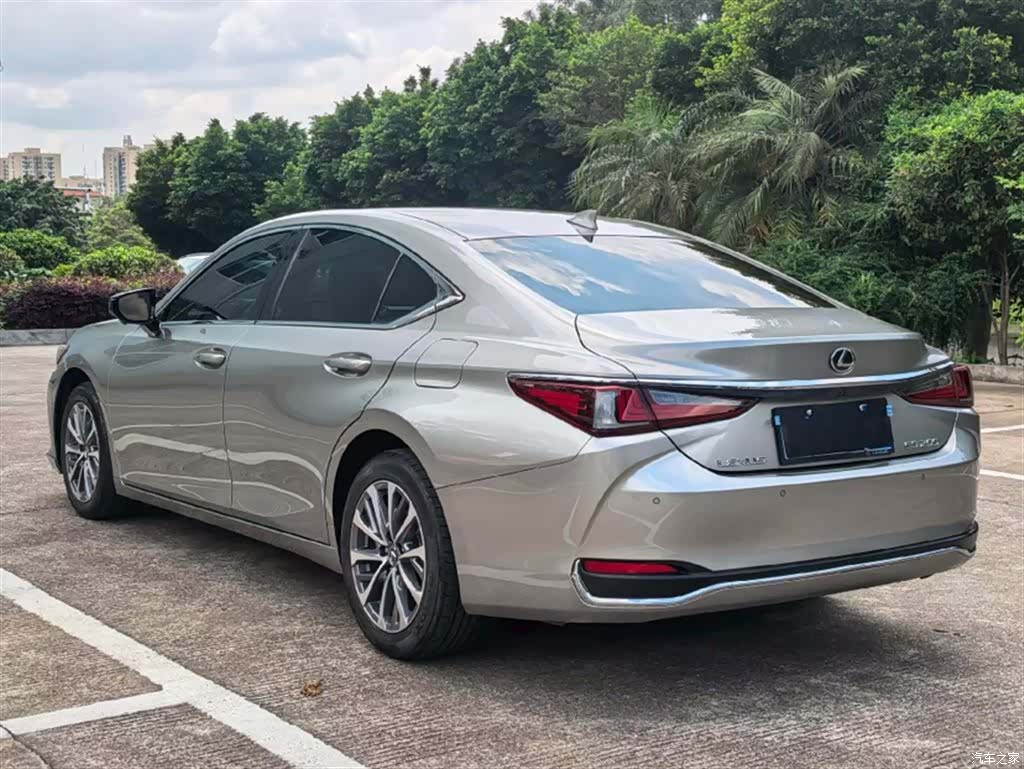 Lexus ES, 2022 4
