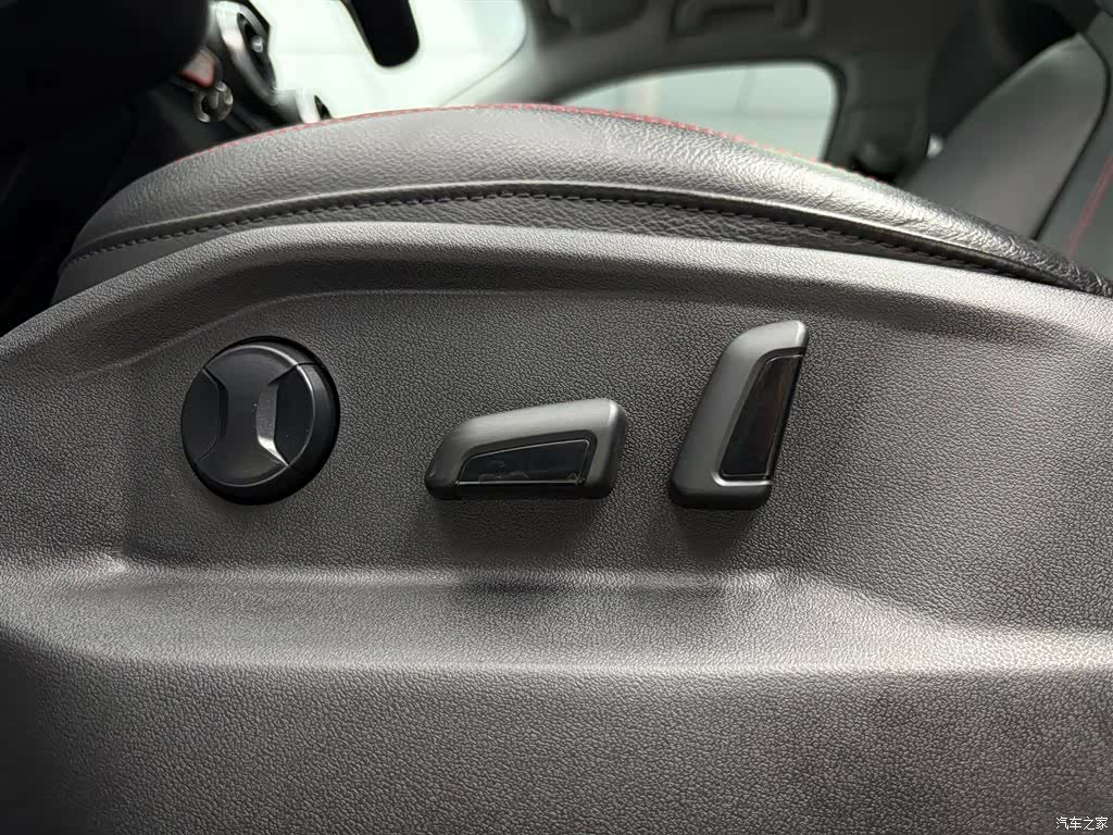 Audi Q2L, 2023 16