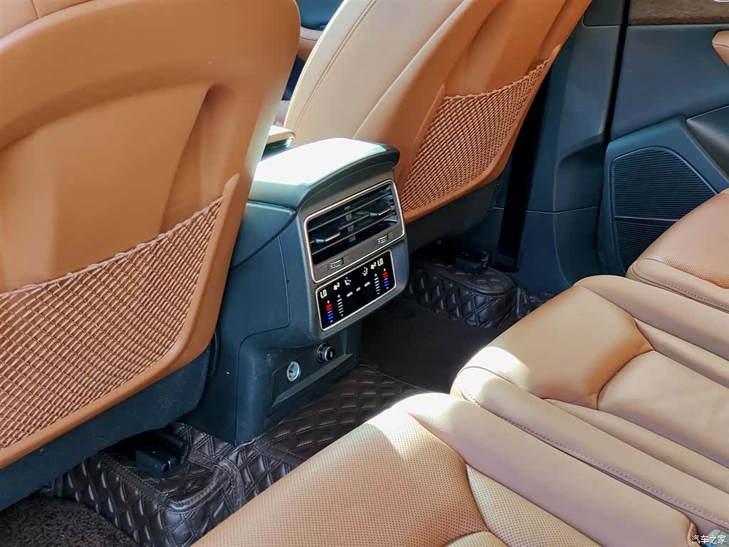 Audi Q7, 2024 9