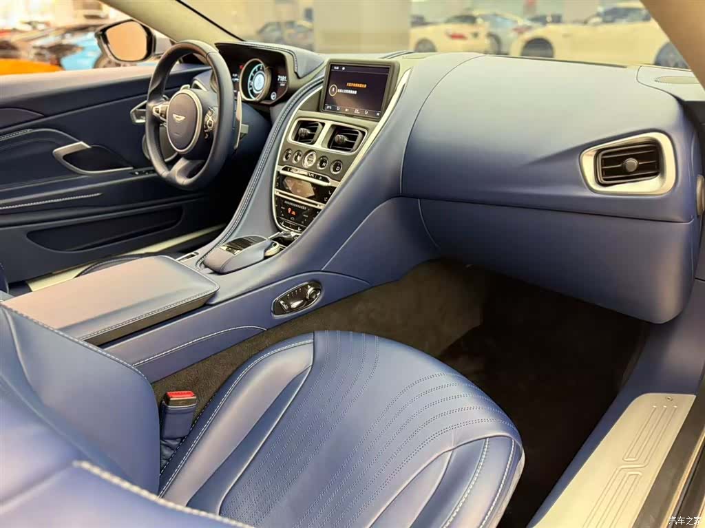 Aston Martin DB11, 2021 9