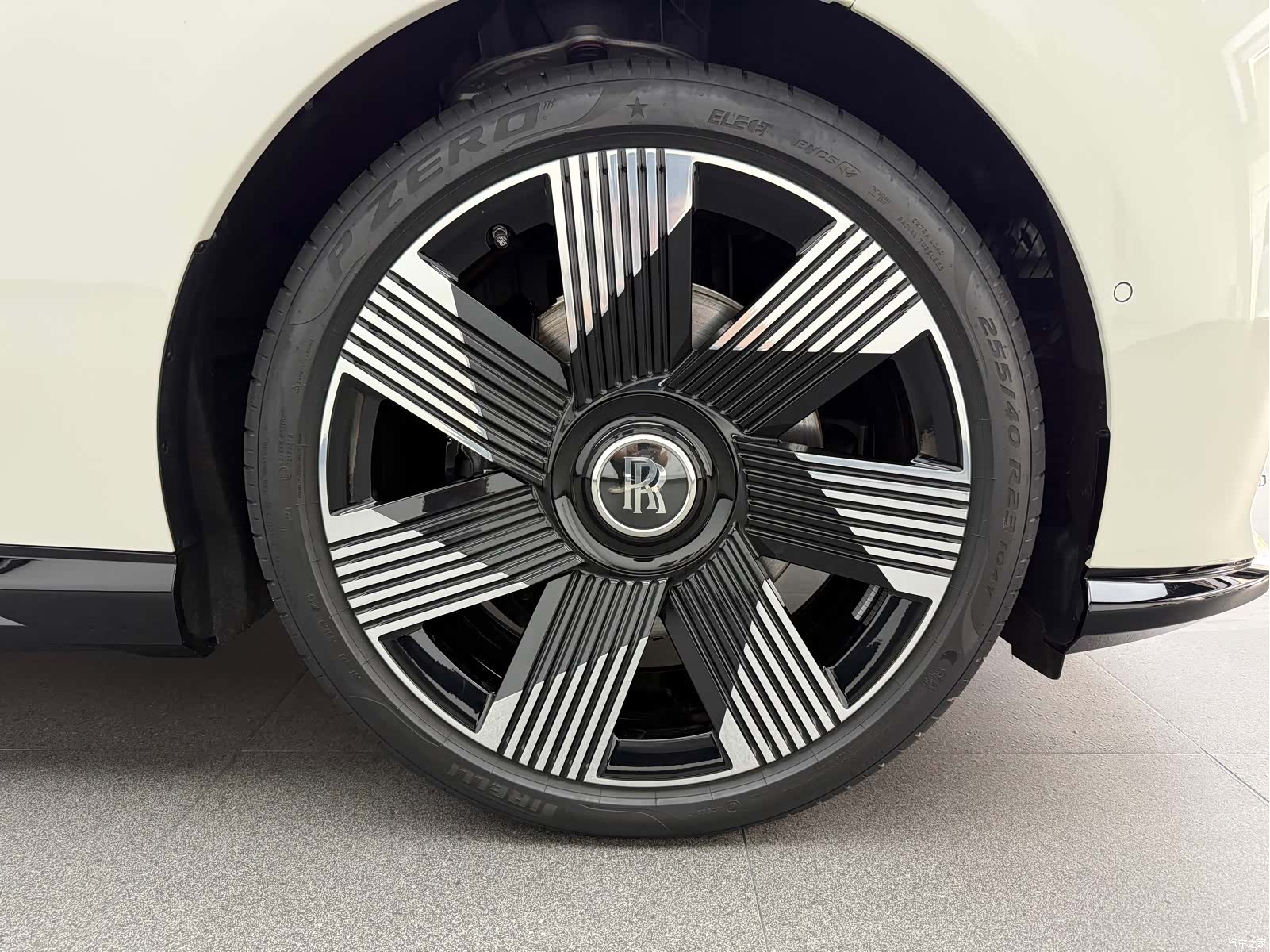Rolls-Royce Spectre, 2026 16