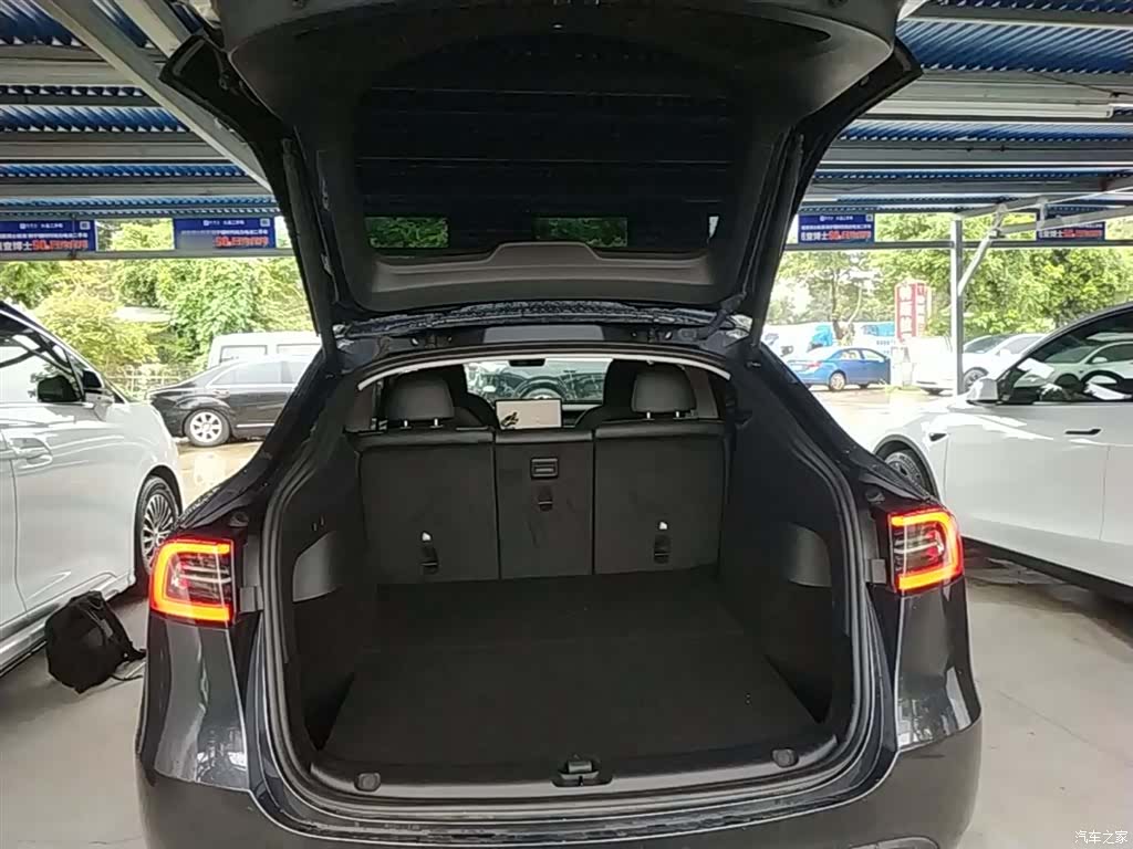 Tesla Model Y, 2024 19
