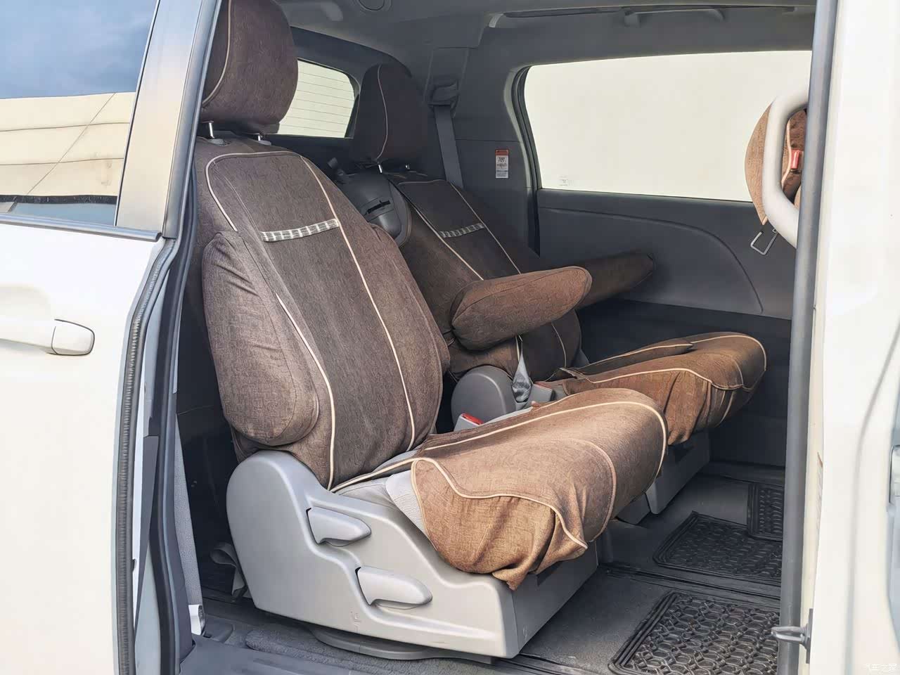 Toyota Sienna, 2016 все фото