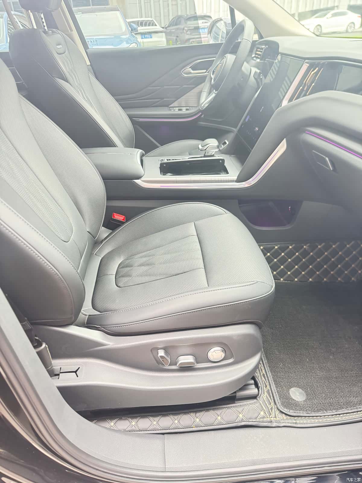 Hongqi HS7, 2024 10