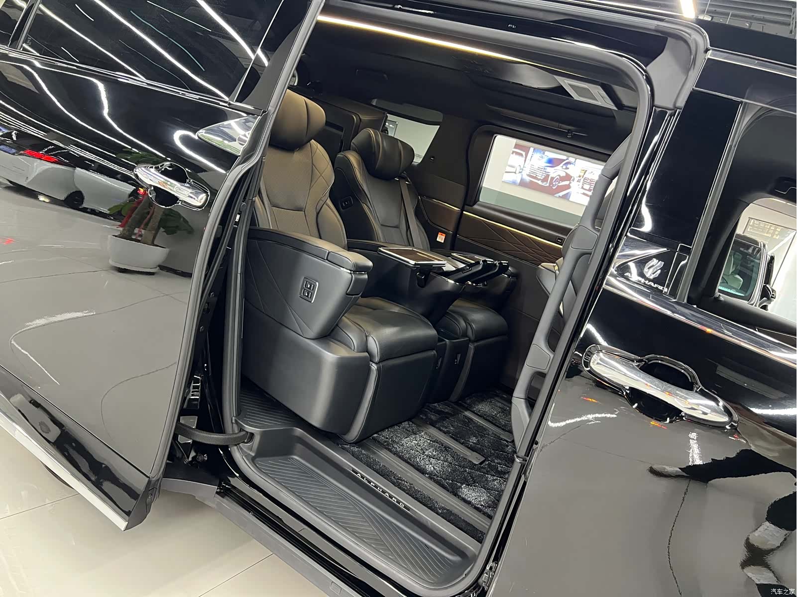 Toyota Alphard, 2024 13