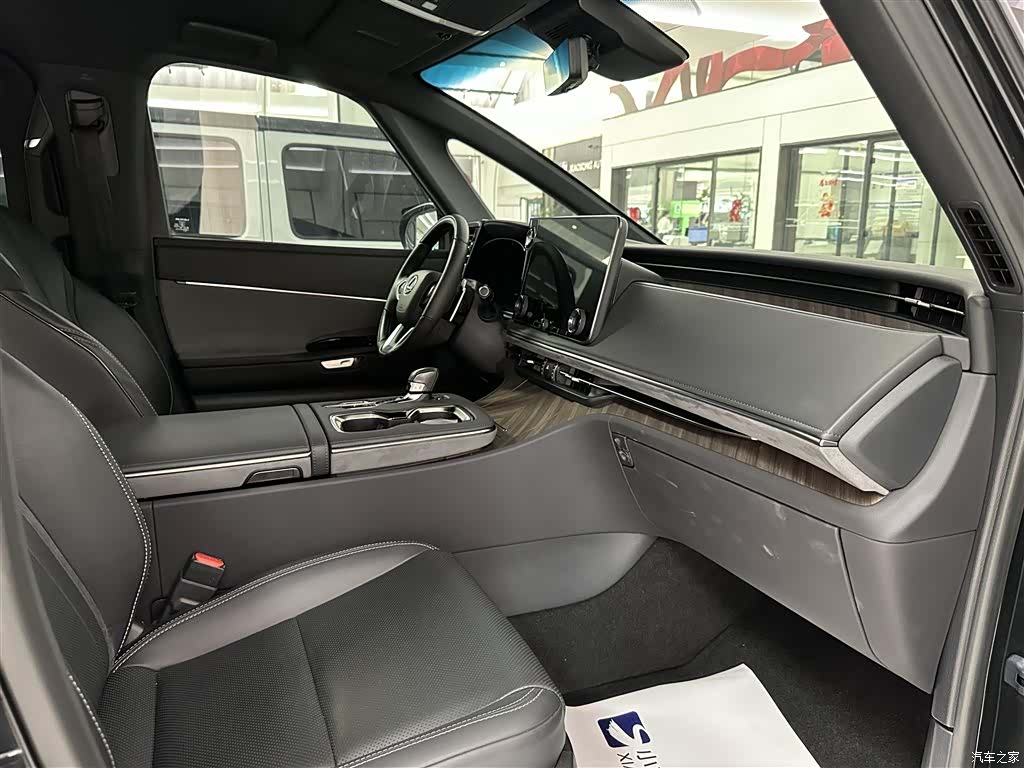 Lexus LM, 2024 11