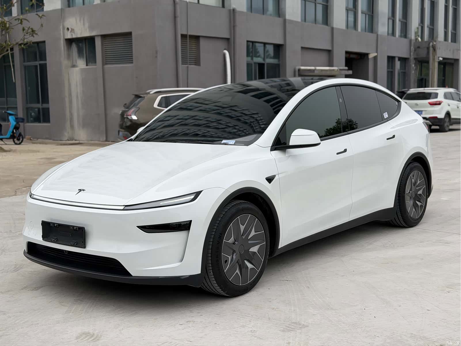 Tesla Model Y, 2025 3