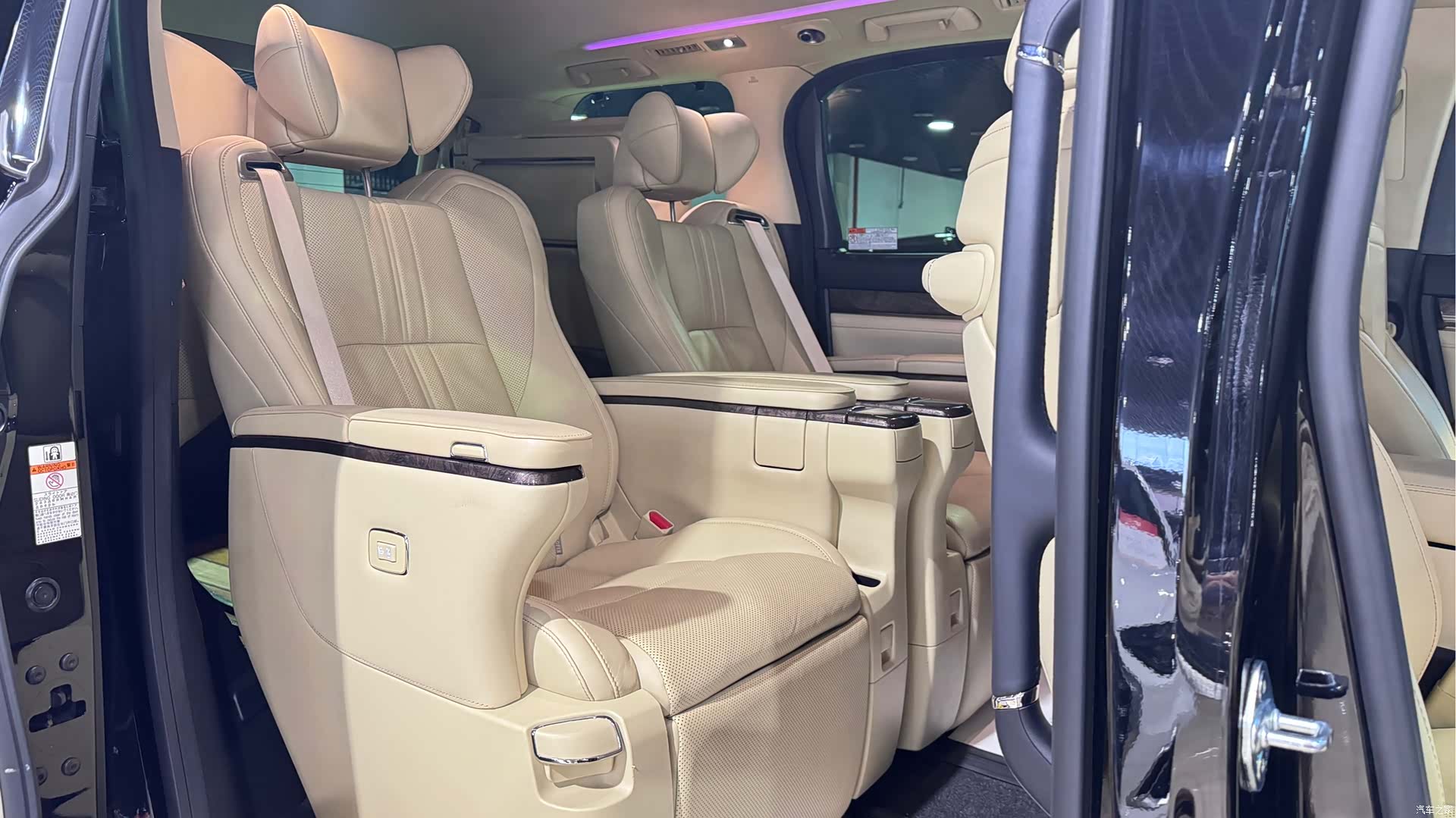 Toyota Alphard, 2022 7