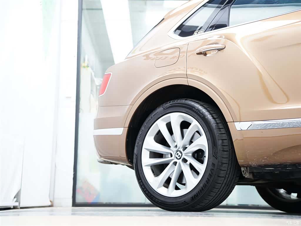Bentley Bentayga, 2017 57