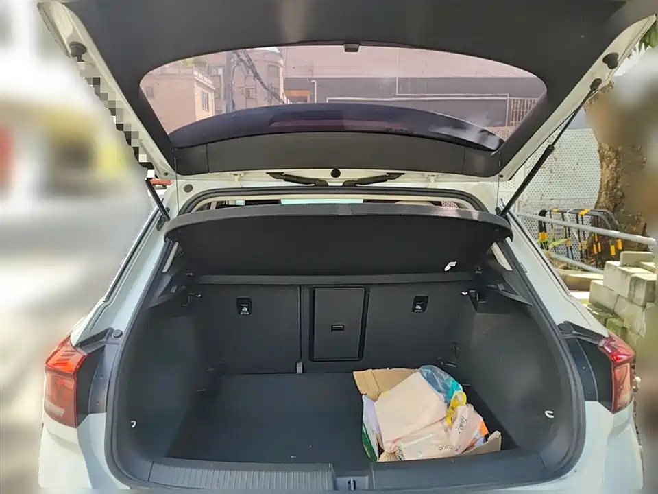 Volkswagen T-ROC exploring Songs