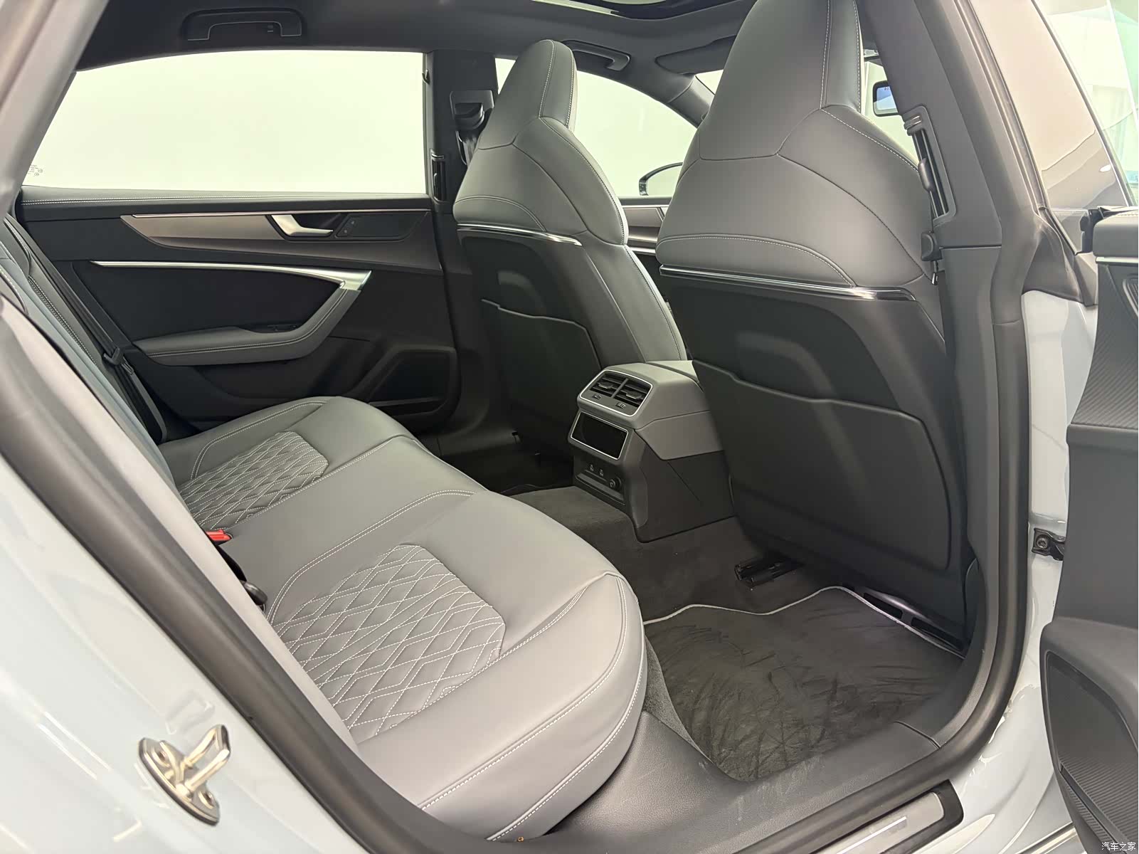 Audi A7L, 2025 11