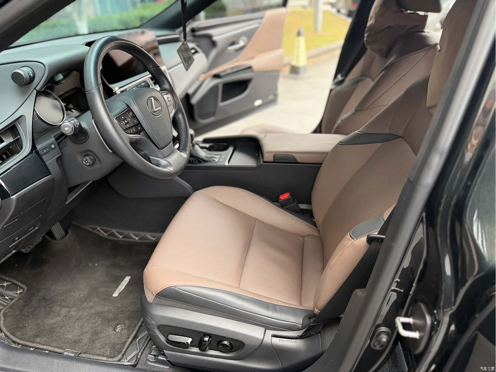 Lexus ES, 2024 4