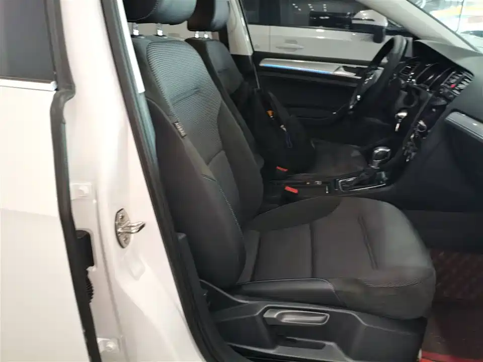 Volkswagen Golf*pure electricity