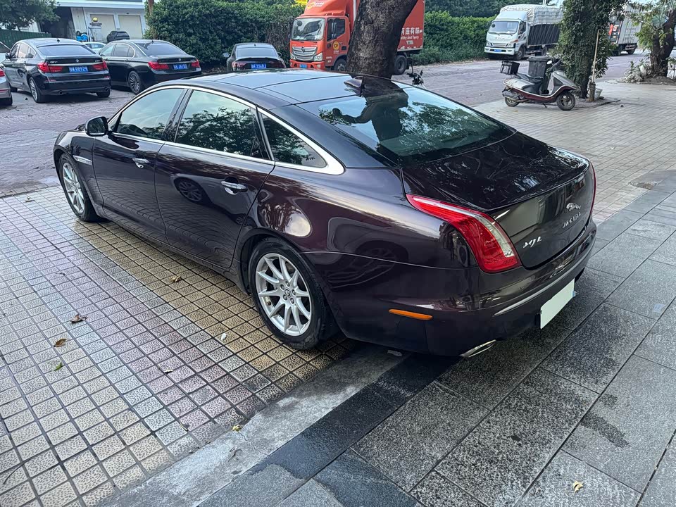 Jaguar XJ