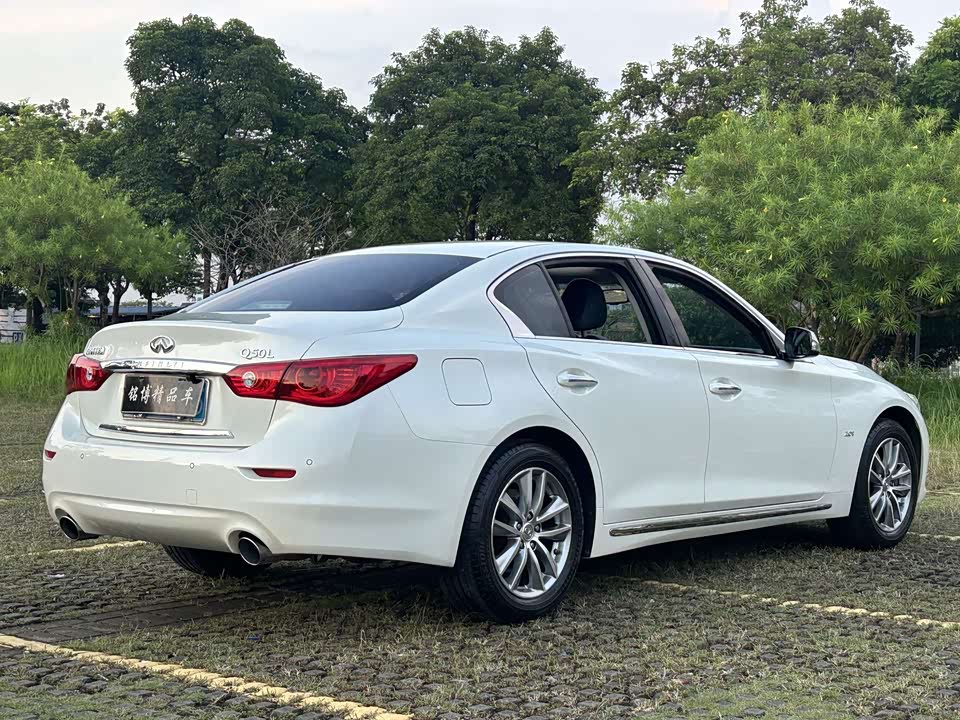 Infiniti Q50L
