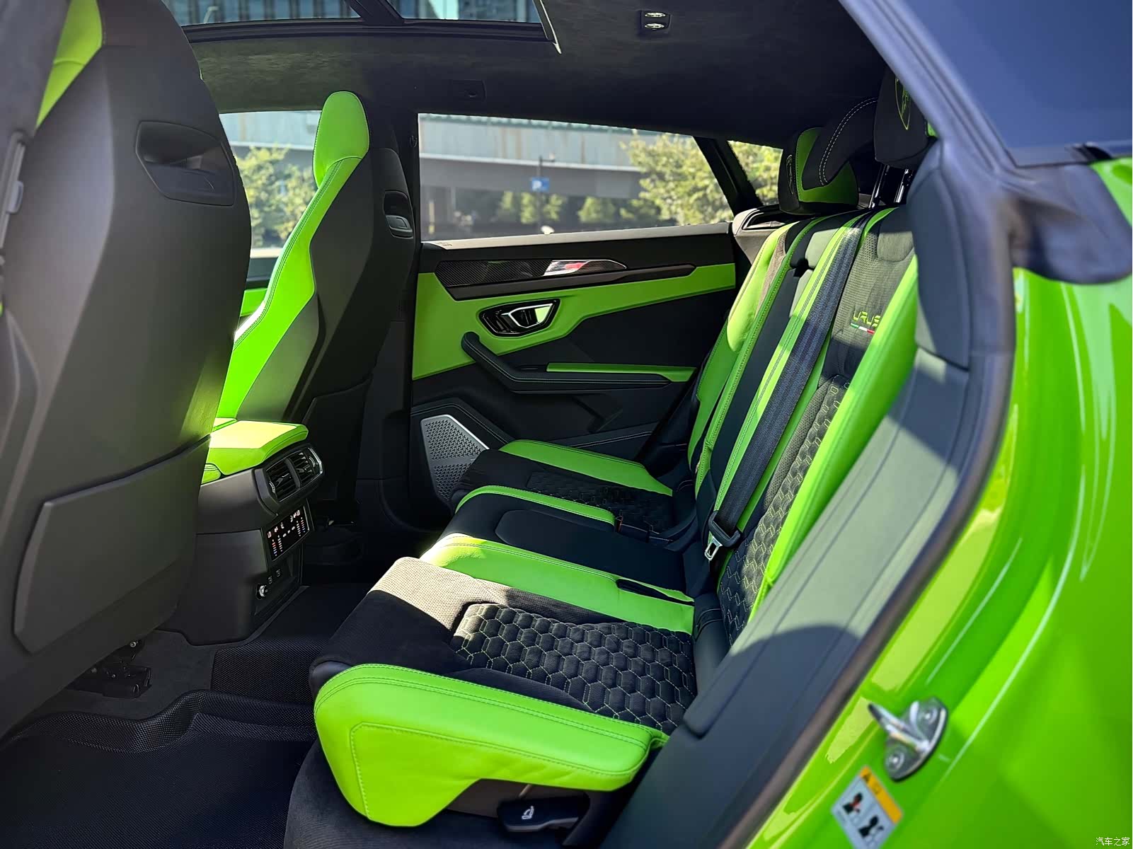 Lamborghini Urus, 2023 13