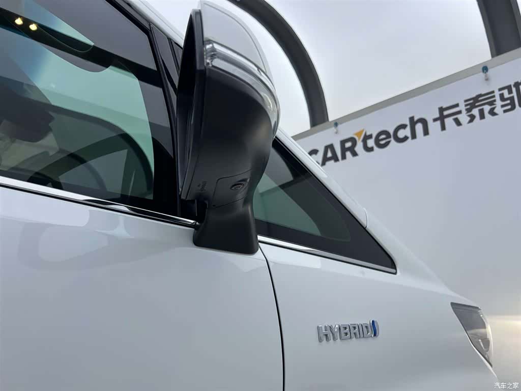 Toyota Alphard, 2022 3