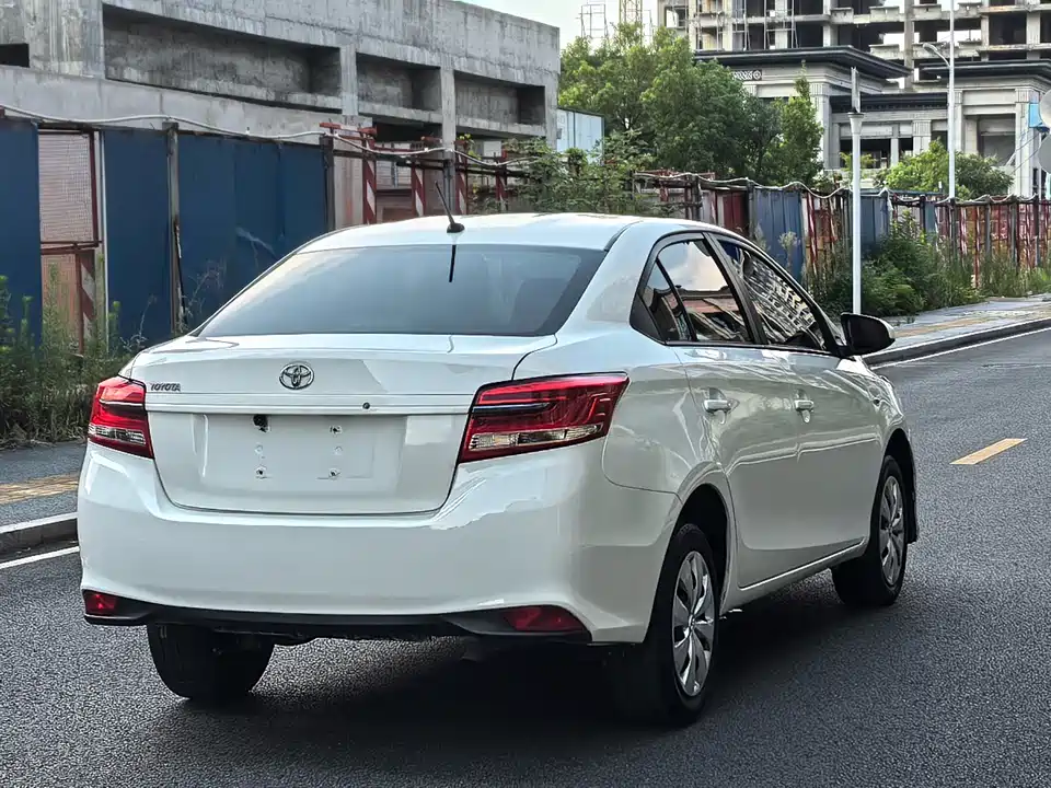 Toyota YARiS L to enjoy