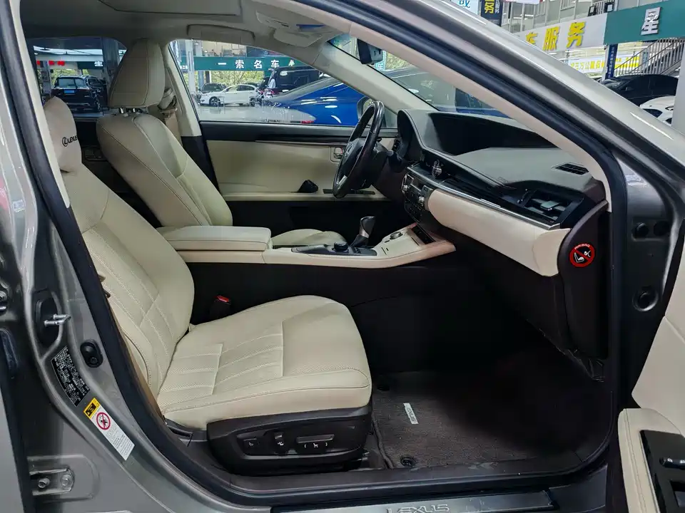 Lexus ES