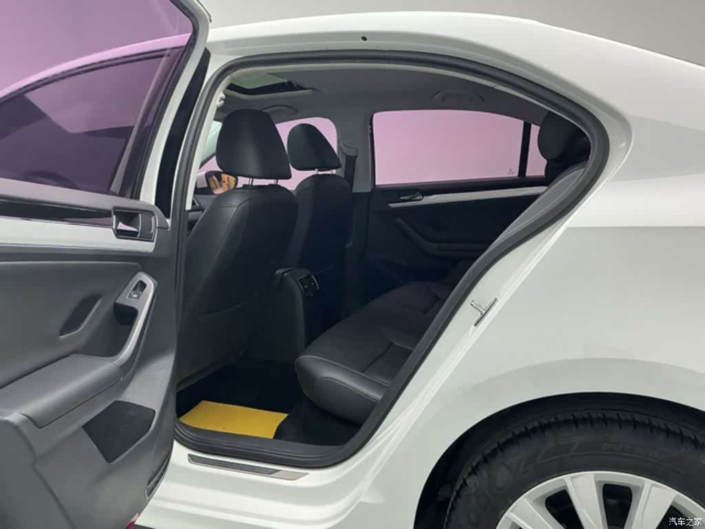 Volkswagen Sagitar, 2015 8