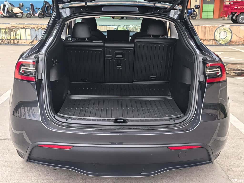 Tesla Model Y, 2024 14