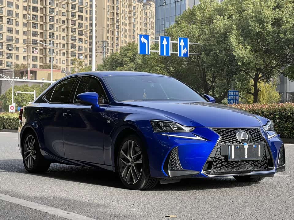 Lexus IS