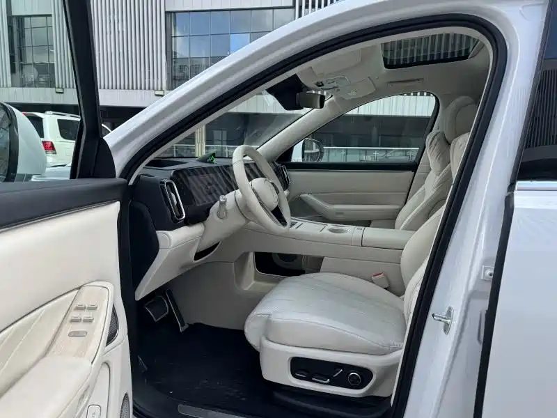 AITO Ask the world M8