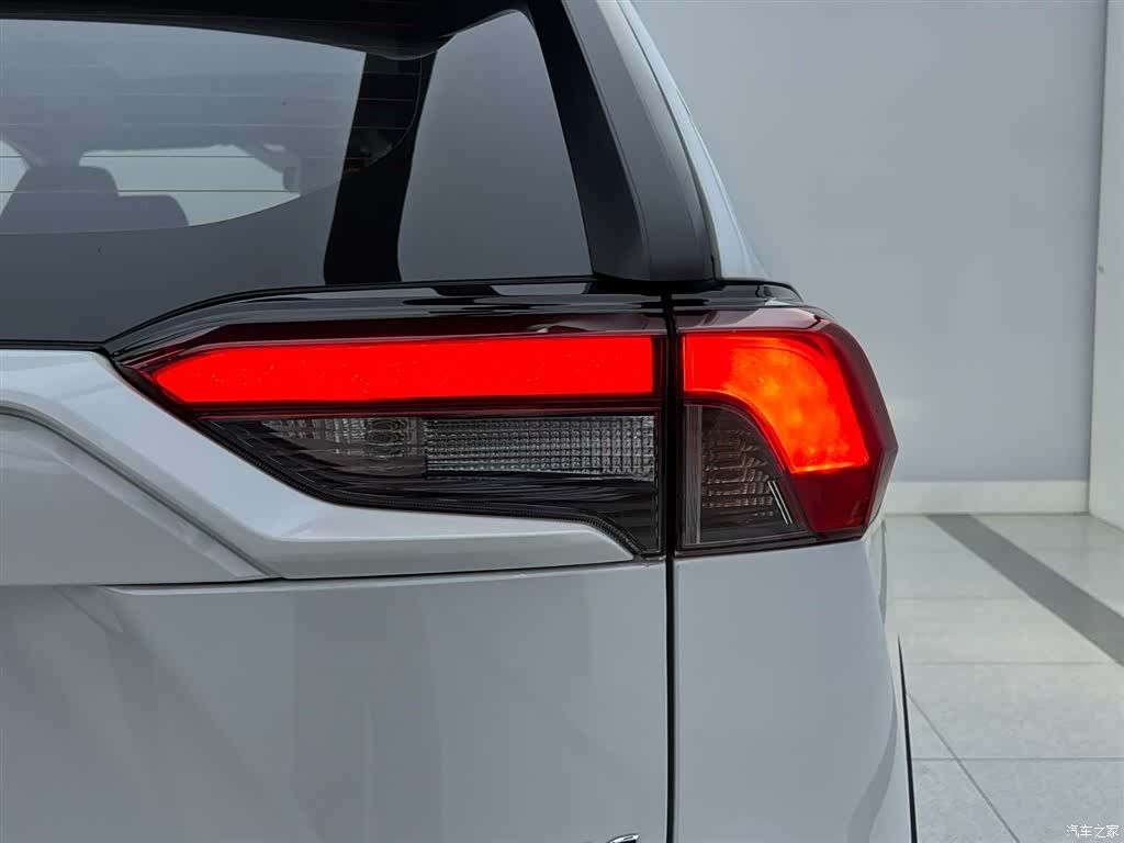 Toyota RAV4, 2024 8