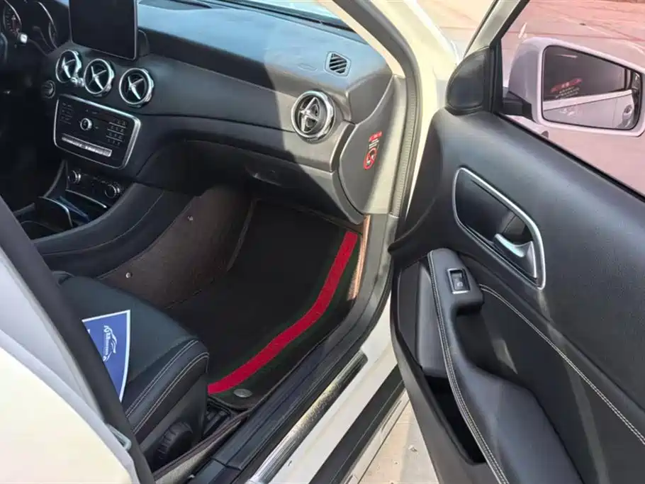 Mercedes-Benz GLA Mercedes-Benz GLA