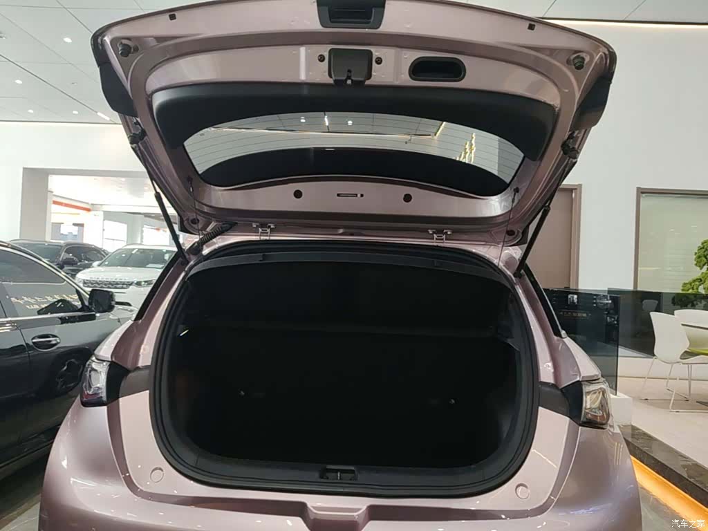 BYD Dolphin, 2022 19