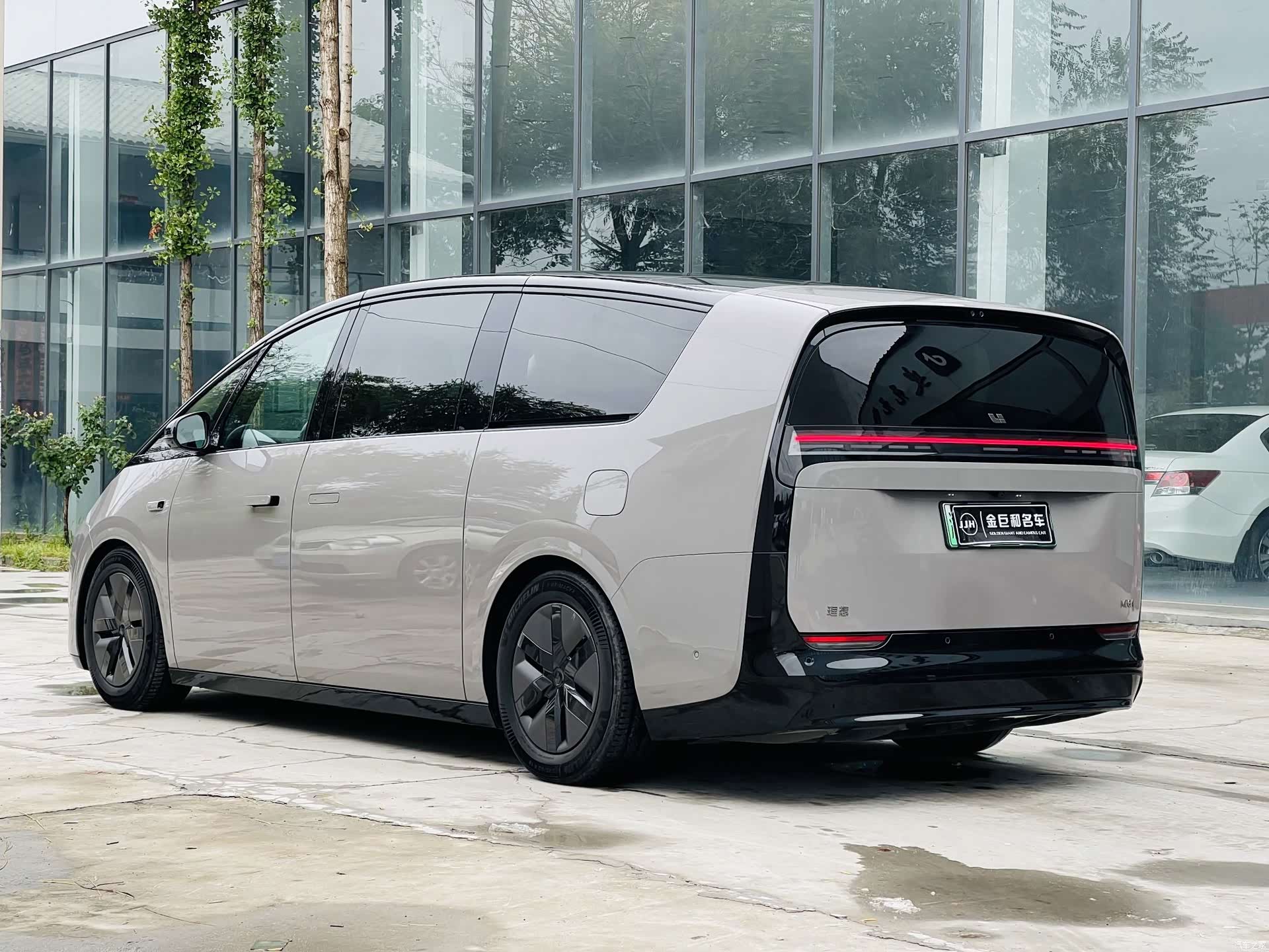Li Auto MEGA, 2024 22