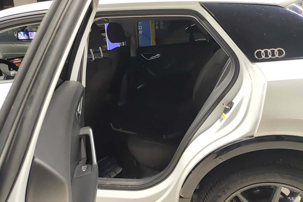 Audi Q2L, 2019 11